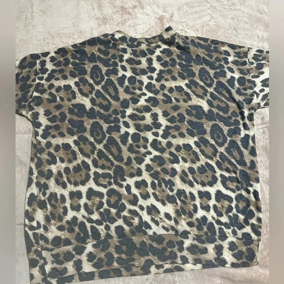 Cherish Lightweight Leopard Sweater Size Large - Picture 4 of 5